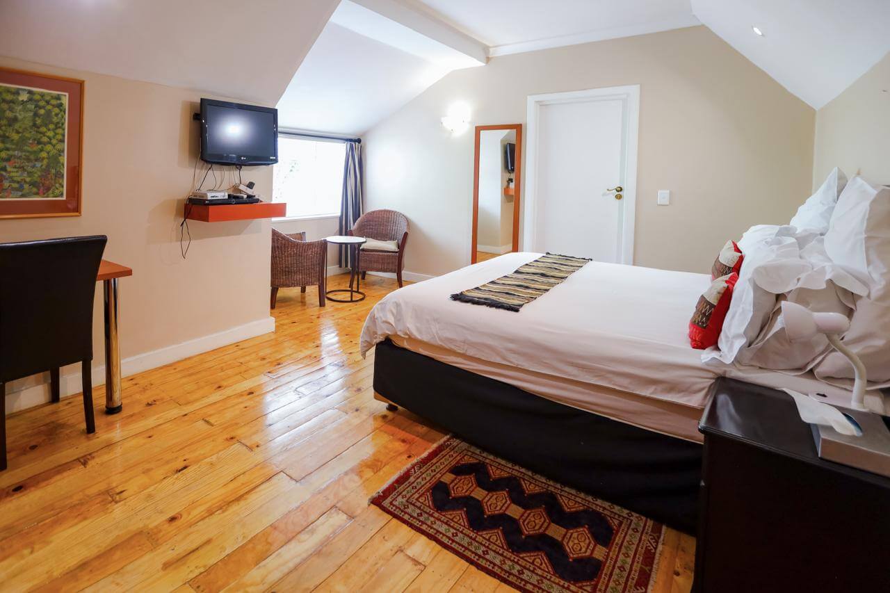 Twin suite with desk